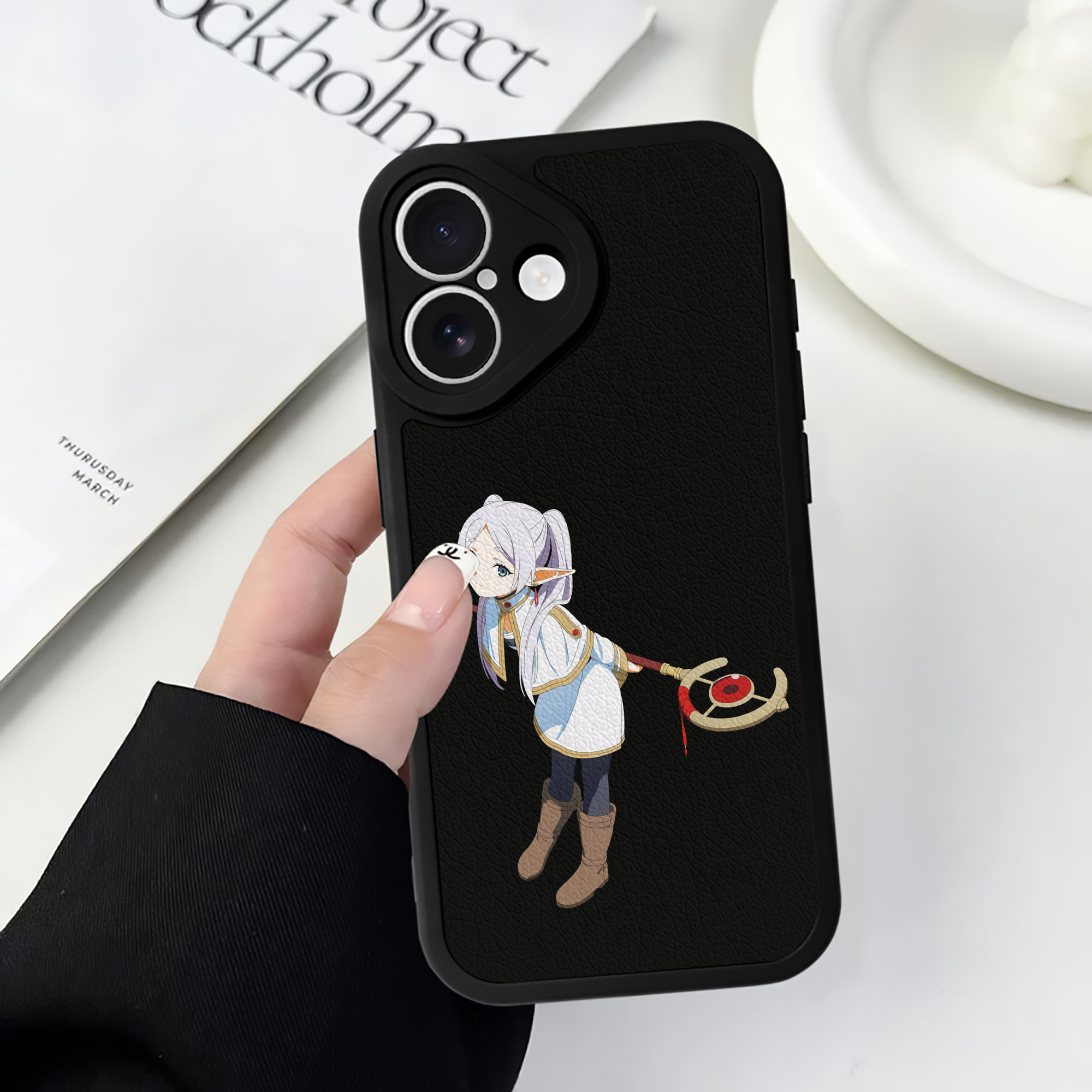 （画像用） 葬送のフリーレン Frieren 【iPhone 16シリーズ対応】シリコンスマホケース（レザー調） 材質：シリコン